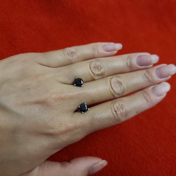 Small black stud earrings, Flower ring - Picture 6 of 8